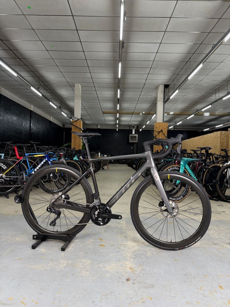 Used Scott Addict Di2 Carbon 2023 Road & Gravel, Light Gray — image 1 of 22