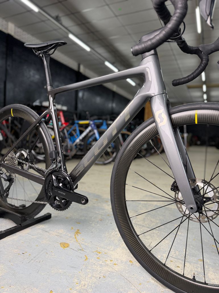 Used Scott Addict Di2 Carbon 2023 Road & Gravel, Light Gray — image 4 of 22