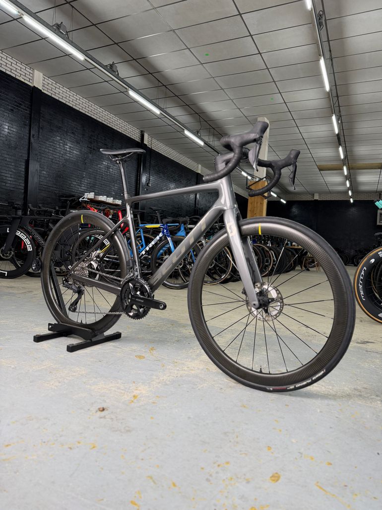 Used Scott Addict Di2 Carbon 2023 Road & Gravel, Light Gray — image 2 of 22
