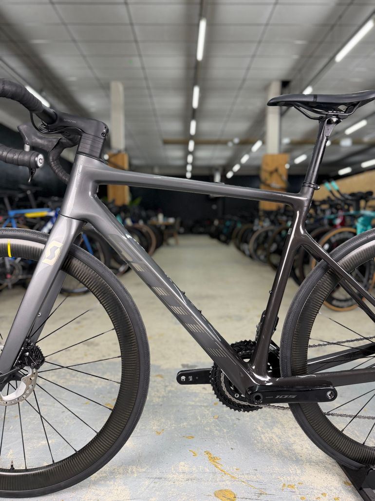 Used Scott Addict Di2 Carbon 2023 Road & Gravel, Light Gray — image 21 of 22