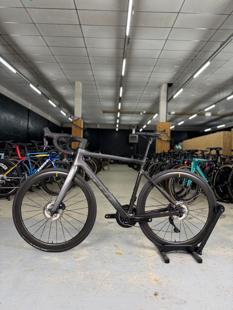 Used Scott Addict Di2 Carbon 2023 Road & Gravel, Light Gray — image 16 of 22