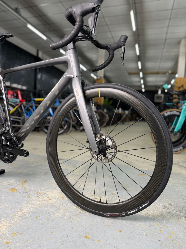 Used Scott Addict Di2 Carbon 2023 Road & Gravel, Light Gray — image 3 of 22