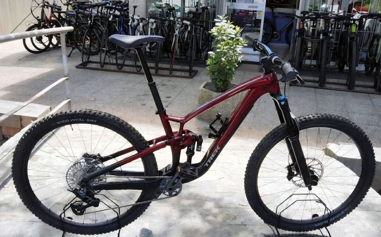 Used Trek Fuel ex SRAM GX Eagle AXS (T-Type) 2025 Mountainbike, Red — image 2 of 3