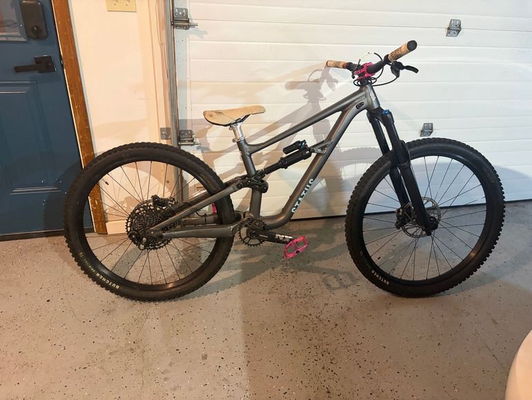 Used Specialized Status 160 2023 2023 Mountainbike, Light Gray, 29, 27.5 — image 1 of 5