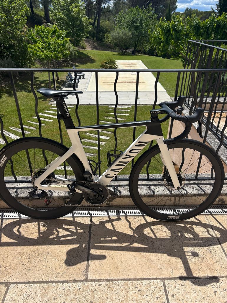 Używany Canyon Aeroad CF SLX 8 Disc eTap 2022 2022 Road & Gravel — zdjęcie 1 z 11