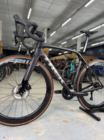 Used Trek Madone SL 6 Gen 8 2025 2025 Road & Gravel, Black — image 21 of 24