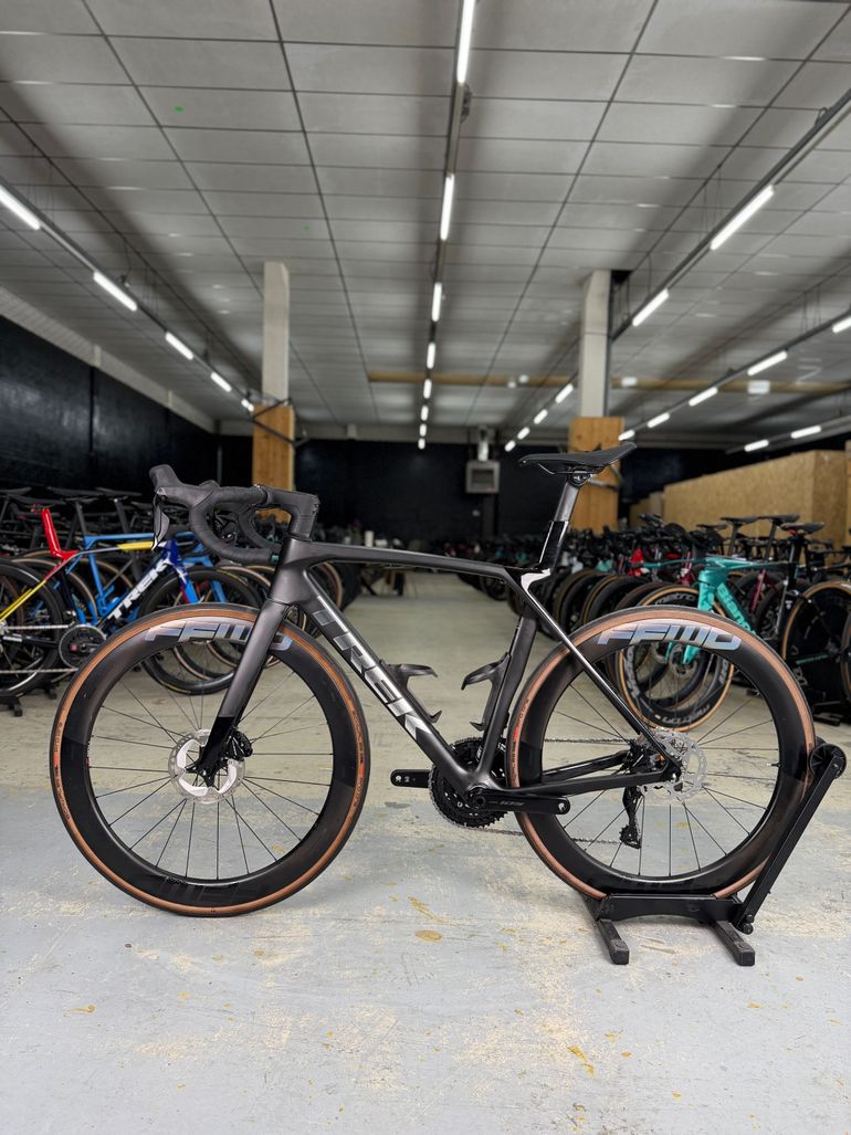 Used Trek Madone SL 6 Gen 8 2025 2025 Road & Gravel, Black — image 20 of 24