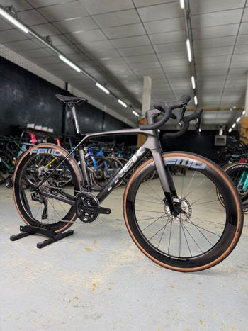 Used Trek Madone SL 6 Gen 8 2025 2025 Road & Gravel, Black — image 2 of 24