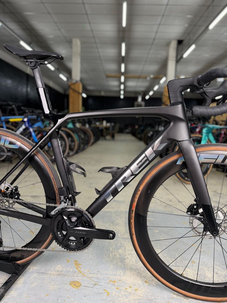 Used Trek Madone SL 6 Gen 8 2025 2025 Road & Gravel, Black — image 15 of 24