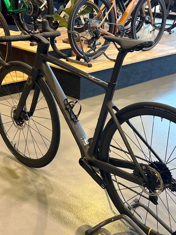 Used Scott Addict SRAM Rival eTap AXS 2022 Road & Gravel, Black — image 6 of 6