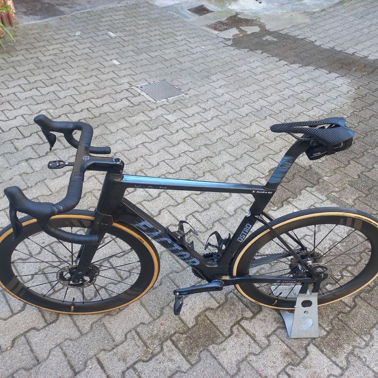 Używany Factor OSTRO VAM 2022 2022 Road & Gravel — zdjęcie 2 z 8