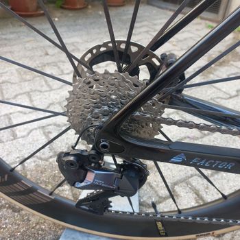 Używany Factor OSTRO VAM 2022 2022 Road & Gravel — zdjęcie 3 z 8