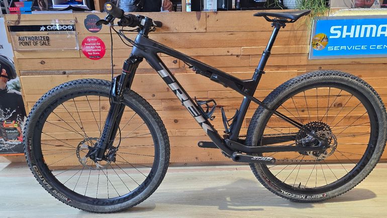 Used Trek Supercaliber 9.8 2020 2020 Mountainbike, Black, 29 — image 2 of 11