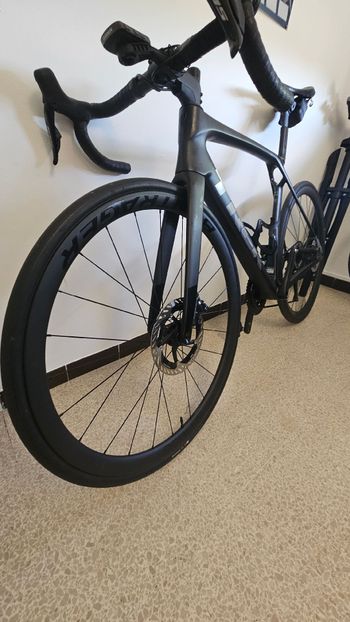 Used Trek Madone SL 6 Gen 8 2025 2025 Road & Gravel, Black — image 4 of 5