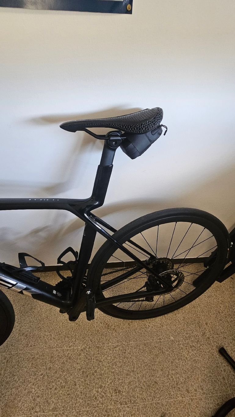 Used Trek Madone SL 6 Gen 8 2025 2025 Road & Gravel, Black — image 3 of 5