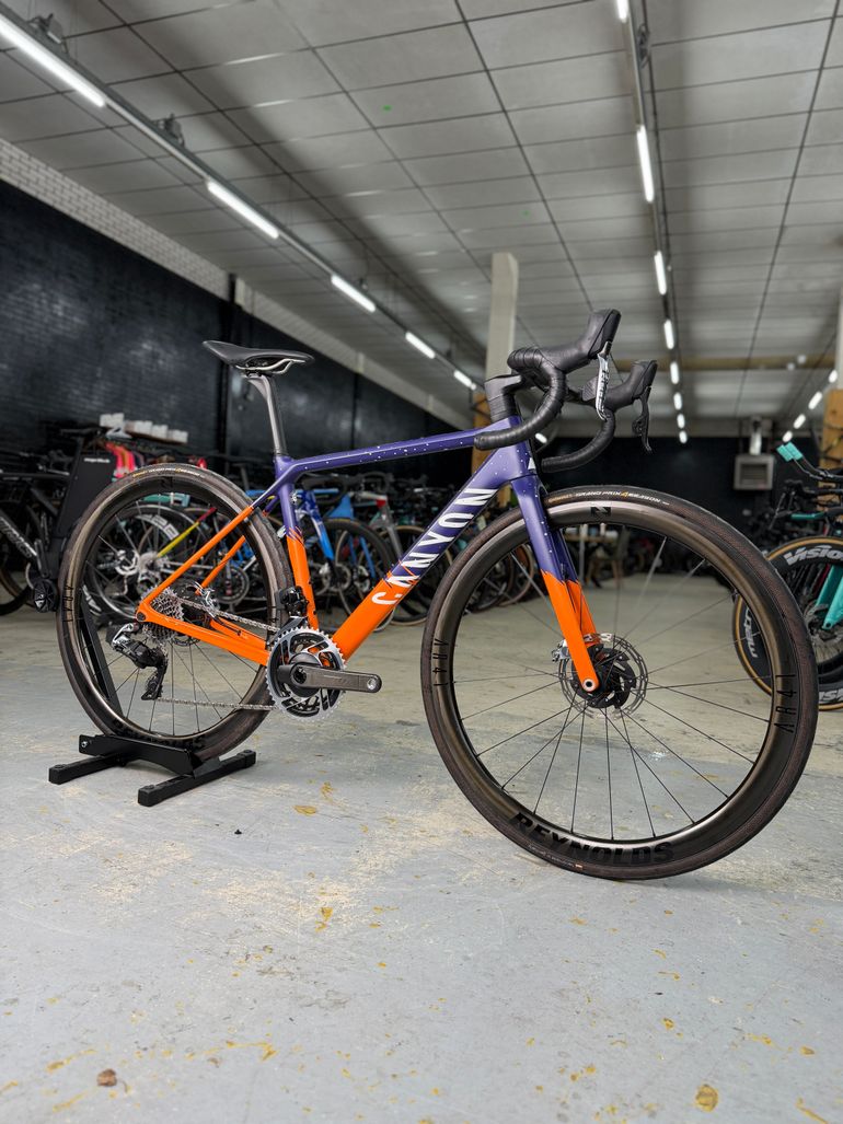 Używany Canyon Ultimate CF SLX 9 WMN Disc eTap 2021 2021 Road & Gravel — zdjęcie 2 z 24