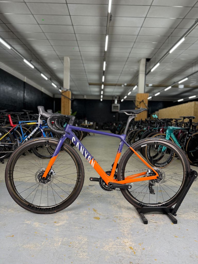Używany Canyon Ultimate CF SLX 9 WMN Disc eTap 2021 2021 Road & Gravel — zdjęcie 16 z 24