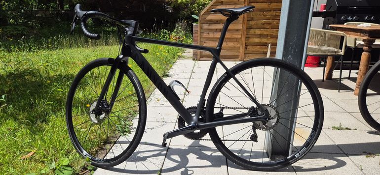 Used Canyon Ultimate CF SL 8 Disc 2021 2021 Road & Gravel, Black — image 2 of 6