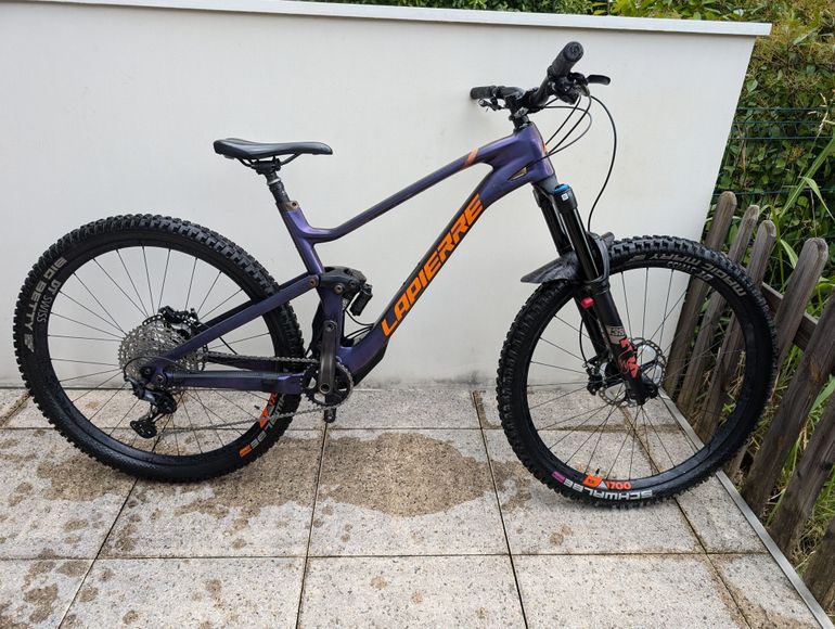 Used Lapierre Spicy CF 7.9 2023 2023 Mountainbike, Purple, 29 — image 1 of 6