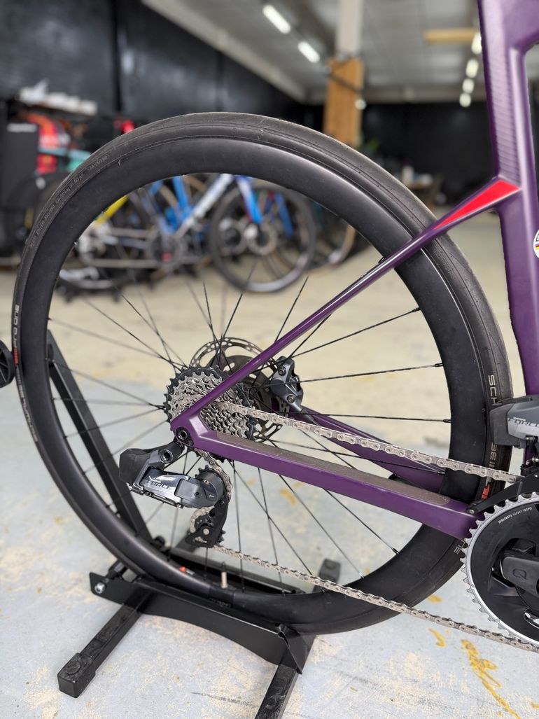 Używany BMC Roadmachine 01 FOUR 2022 2022 Road & Gravel — zdjęcie 10 z 26