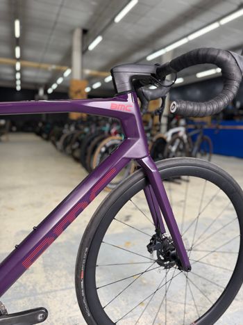 Używany BMC Roadmachine 01 FOUR 2022 2022 Road & Gravel — zdjęcie 7 z 26
