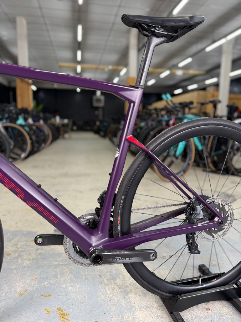 Używany BMC Roadmachine 01 FOUR 2022 2022 Road & Gravel — zdjęcie 23 z 26