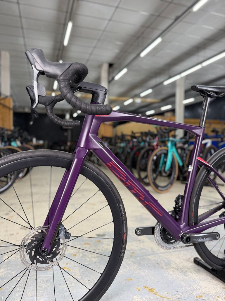 Używany BMC Roadmachine 01 FOUR 2022 2022 Road & Gravel — zdjęcie 21 z 26