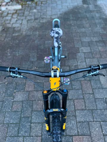 YT Industries Capra UNCAGED 11 MX 2023 2023 Mountainbike usato, Grigio chiaro — immagine 5 di 11