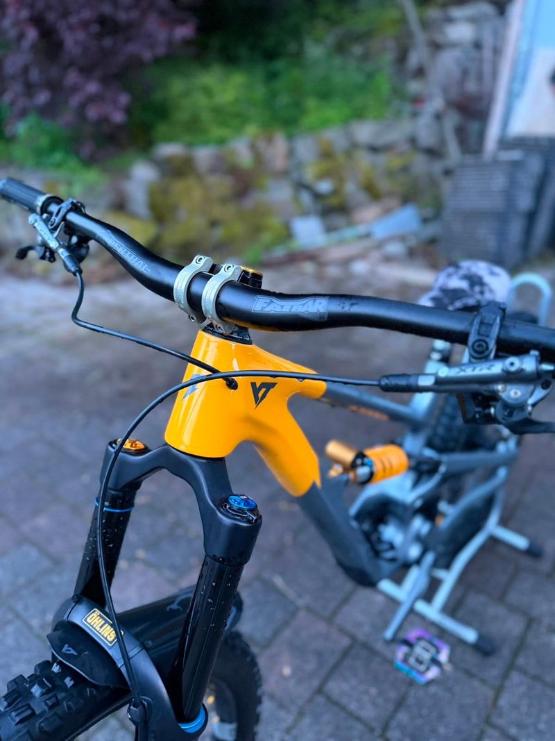 YT Industries Capra UNCAGED 11 MX 2023 2023 Mountainbike usato, Grigio chiaro — immagine 6 di 11