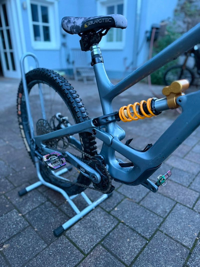 YT Industries Capra UNCAGED 11 MX 2023 2023 Mountainbike usato, Grigio chiaro — immagine 3 di 11