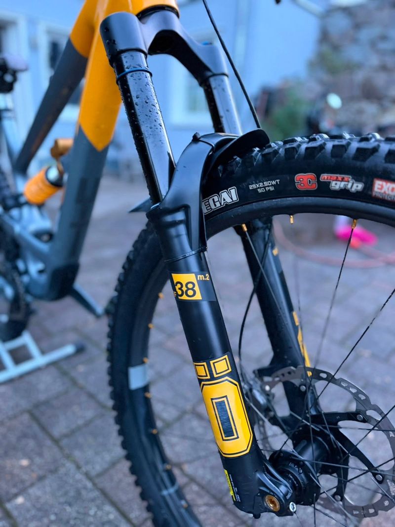 YT Industries Capra UNCAGED 11 MX 2023 2023 Mountainbike usato, Grigio chiaro — immagine 4 di 11