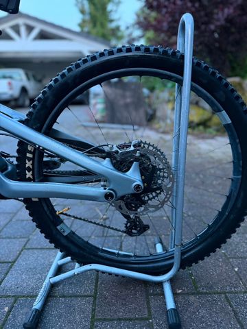 YT Industries Capra UNCAGED 11 MX 2023 2023 Mountainbike usato, Grigio chiaro — immagine 8 di 11