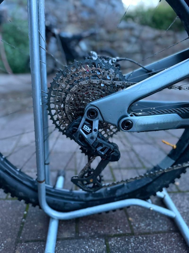 YT Industries Capra UNCAGED 11 MX 2023 2023 Mountainbike usato, Grigio chiaro — immagine 10 di 11
