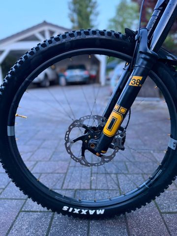 YT Industries Capra UNCAGED 11 MX 2023 2023 Mountainbike usato, Grigio chiaro — immagine 7 di 11