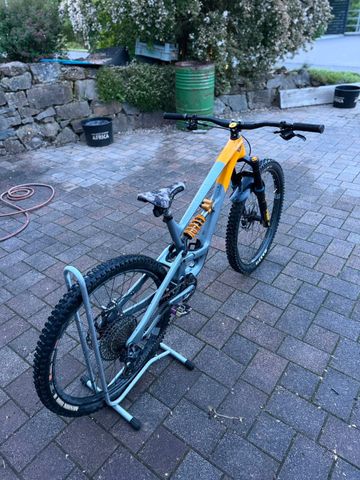 YT Industries Capra UNCAGED 11 MX 2023 2023 Mountainbike usato, Grigio chiaro — immagine 2 di 11