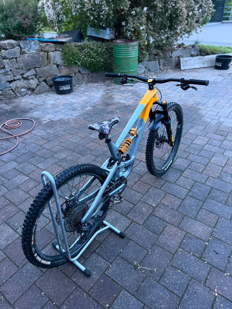 YT Industries Capra UNCAGED 11 MX 2023 2023 Mountainbike usato, Grigio chiaro — immagine 2 di 11