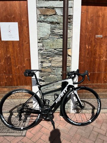 Używany Giant Defy Advanced 1 White 2016 2016 Road & Gravel — zdjęcie 1 z 6