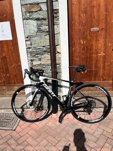 Używany Giant Defy Advanced 1 White 2016 2016 Road & Gravel — zdjęcie 2 z 6