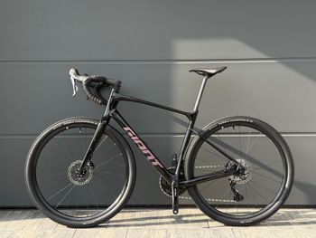 Used Giant Revolt Advanced 2 2025 2025 Road & Gravel, Black — image 2 of 13