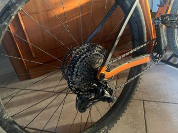 Used Trek Procaliber 9.8 2023 2023 Mountainbike, Orange, 29 — image 3 of 3