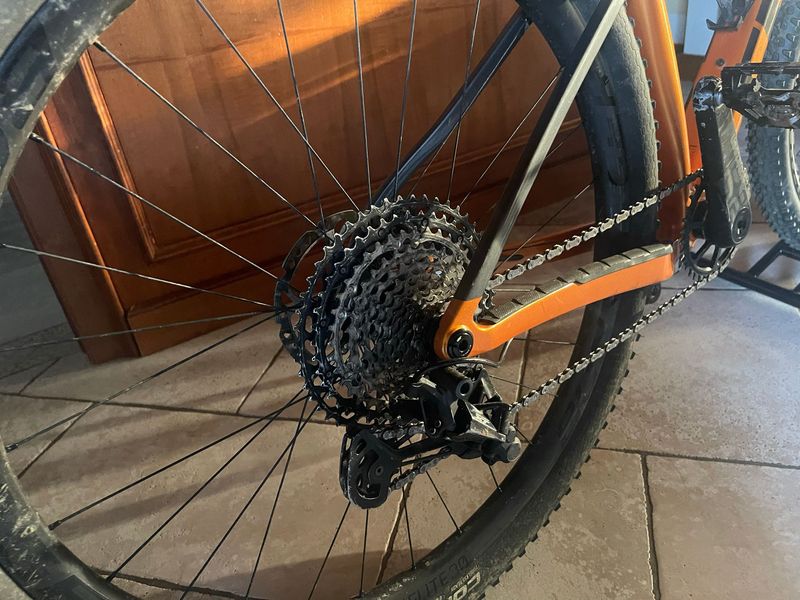 Used Trek Procaliber 9.8 2023 2023 Mountainbike, Orange, 29 — image 3 of 3