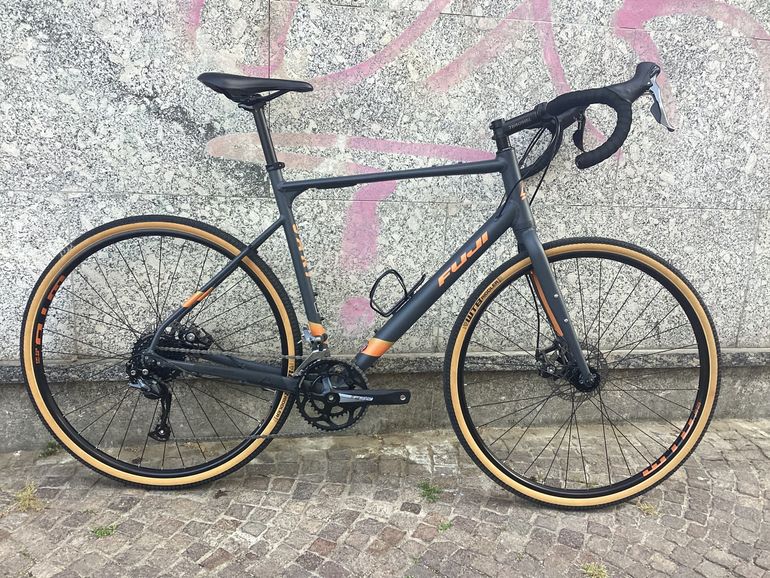 Używany Fuji Jari 2.5 2025 2025 Road & Gravel — zdjęcie 1 z 8