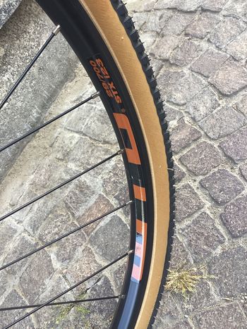Używany Fuji Jari 2.5 2025 2025 Road & Gravel — zdjęcie 5 z 8