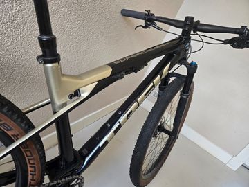 Used Trek Supercaliber 9.6 2022 2022 Mountainbike, Black — image 2 of 12