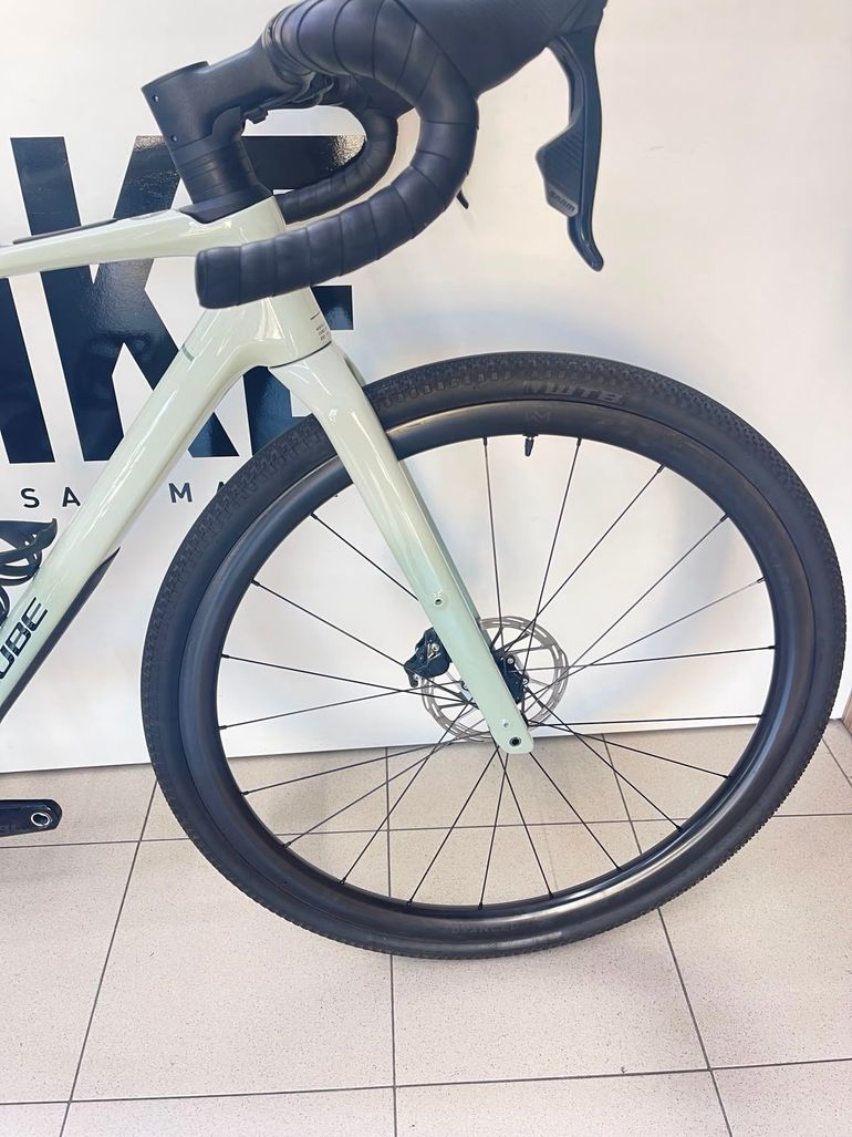 Used CUBE NUROAD C:62, EX 2025 2025 Road & Gravel, White — image 3 of 9