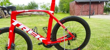 Used Trek Madone SLR 8 Disc 2019 2019 Road & Gravel, Red — image 9 of 10