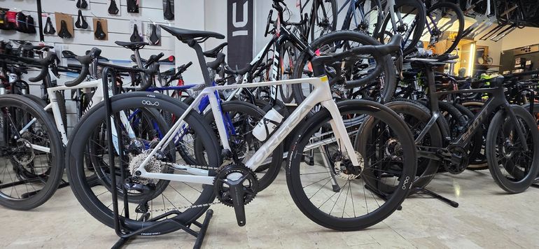 Used Orbea Orca M20i TEAM ED PWR 2026 2026 Road & Gravel, White — image 1 of 3