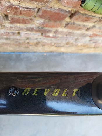 Używany Giant Revolt Advanced 2 2022 2022 Road & Gravel — zdjęcie 2 z 3