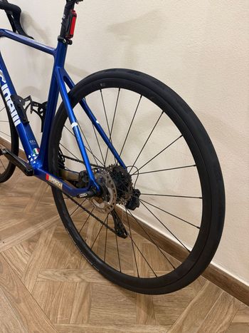 Używany Cinelli SUPERSTAR - 105 DISC DI2 2025 2025 Road & Gravel — zdjęcie 7 z 9
