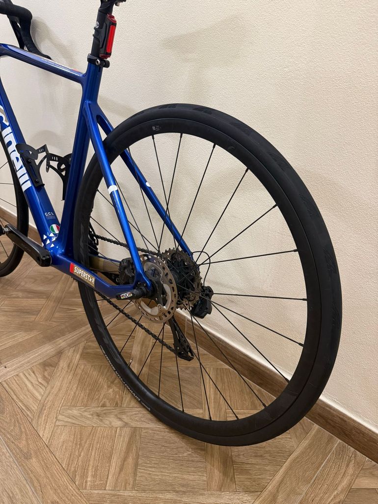 Używany Cinelli SUPERSTAR - 105 DISC DI2 2025 2025 Road & Gravel — zdjęcie 7 z 9